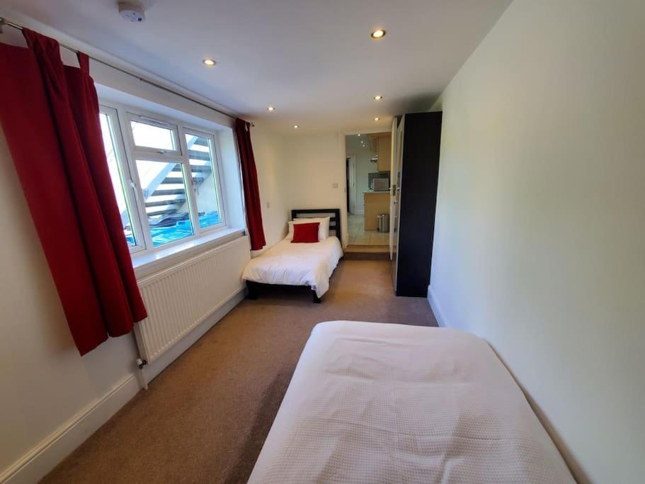 Central Windsor 2 Bedroom Flat With Free Parking Exterior photo