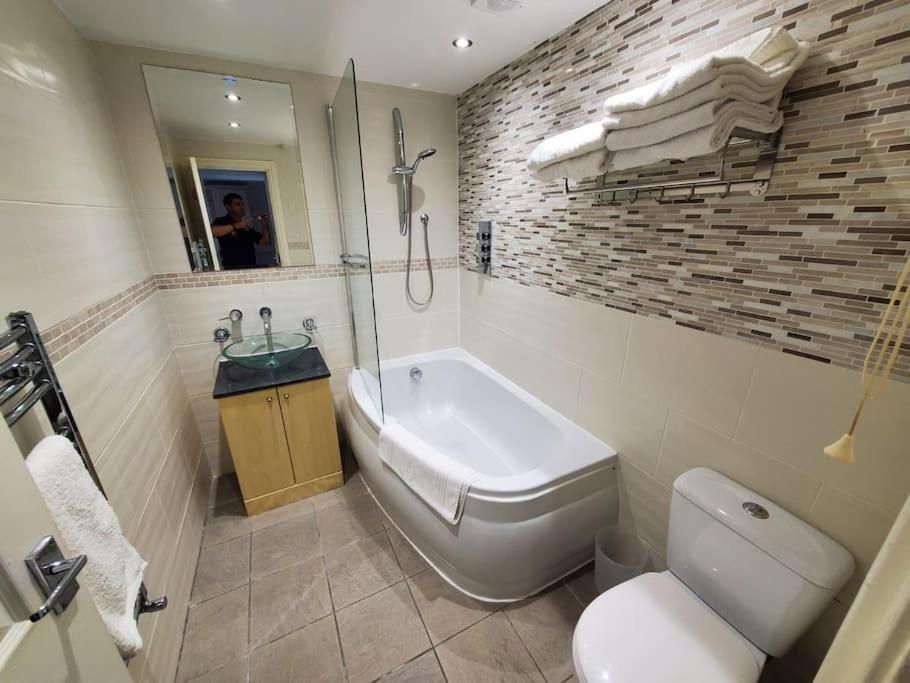 Central Windsor 2 Bedroom Flat With Free Parking Exterior photo